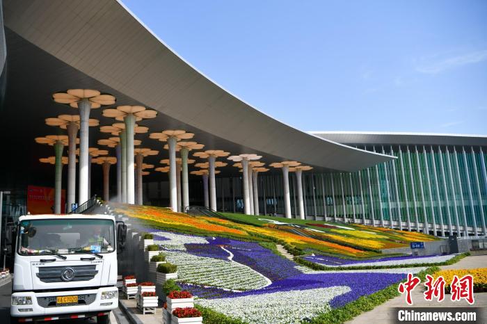 第五屆進博會場館景觀裝飾全面定妝?！￡悏魸?攝