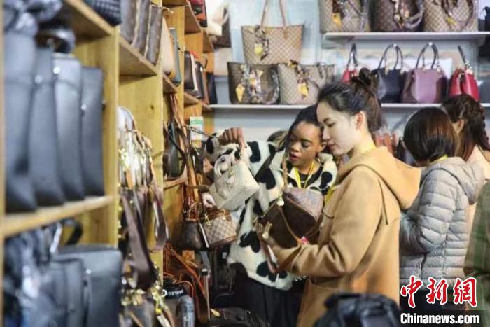 女士選購包包?！∨砣A 攝
